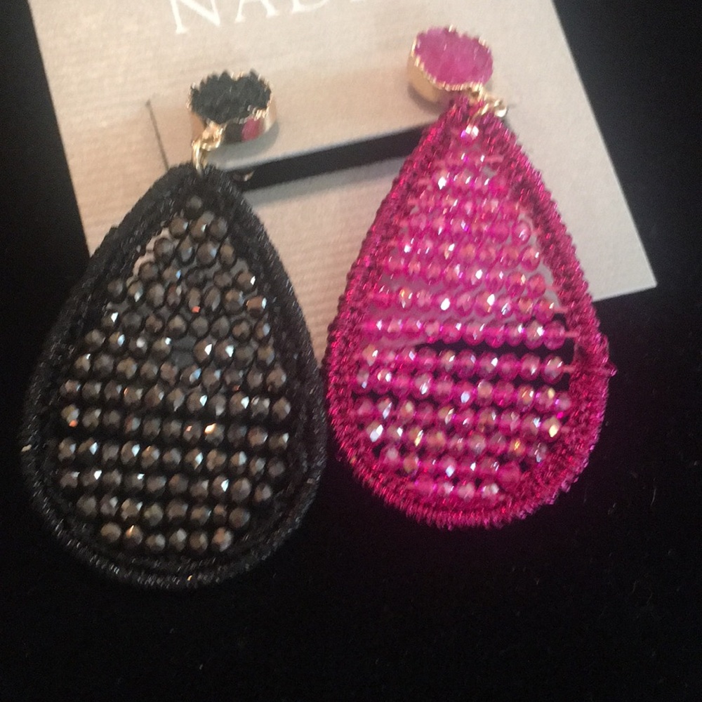 ☑️Pink and Black beaded pierced earrings